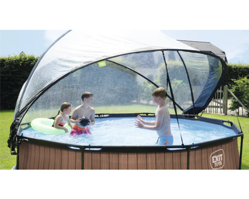 Rundes Schwimmbecken mit Abdeckung und spielenden Kindern im Garten.