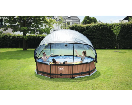 Aufstellpool mit Überdachung im Garten mit Personen
