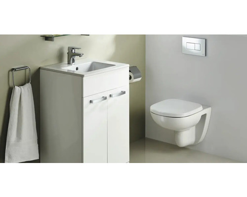 Badezimmer mit Waschbeckenunterschrank, Hänge-WC und Handtuchhalter