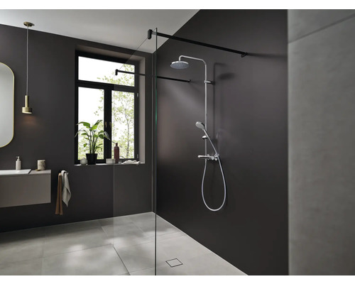 Modernes Badezimmer mit Dusche, Waschtisch und Fenster für ein helles Ambiente