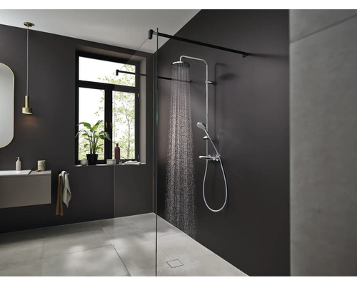 Modernes Badezimmer mit Dusche, Waschbecken und Fenster für ein helles und freundliches Ambiente.