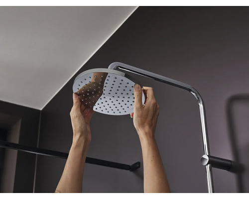 Installation eines Duschkopfes im Badezimmer