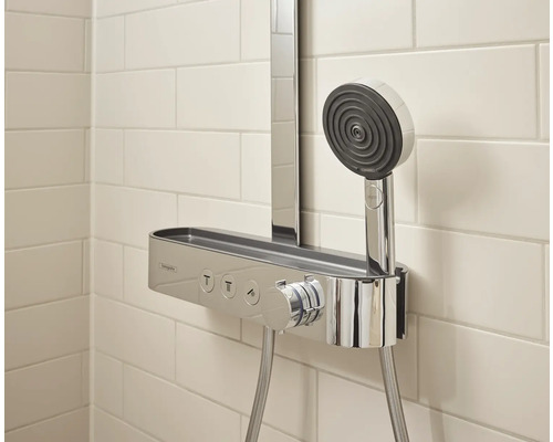 Aufputz-Thermostatbatterie mit Handbrause vor hellem Hintergrund.