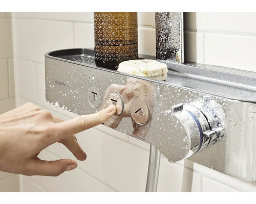 Hand betätigt Duscharmatur mit Ablage im Badezimmer