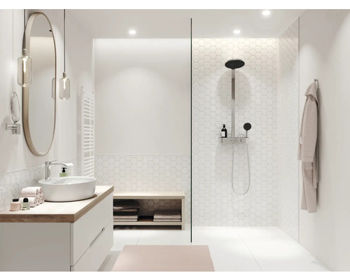 Helles Badezimmer mit Waschtisch, Spiegel, Dusche und Handtüchern