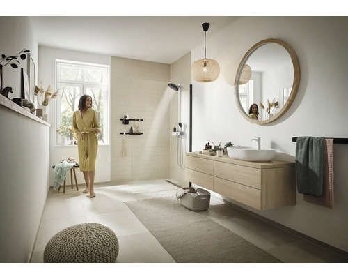 Helles Badezimmer mit Waschtisch, Spiegel, Dusche und Dekoration