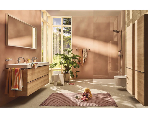 Helles Badezimmer mit Waschtisch, Spiegel, Dusche und Dekoration