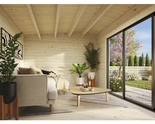 Helle Holzhütte mit Sofa, Tisch, Pflanzen und Blick in den Garten durch eine große Fensterfront