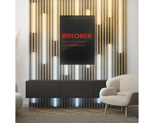 Modernes Wohnzimmer mit Holzpaneelwand, beleuchtetem Schrank und Sessel