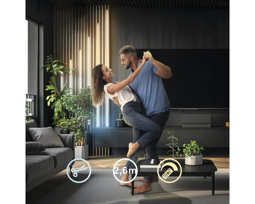 Tanzendes Paar im Wohnzimmer mit dekorativer Beleuchtung und modernem Interieur