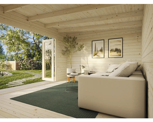 Innenansicht eines Gartenhauses mit Couch, Teppich und Dekoration