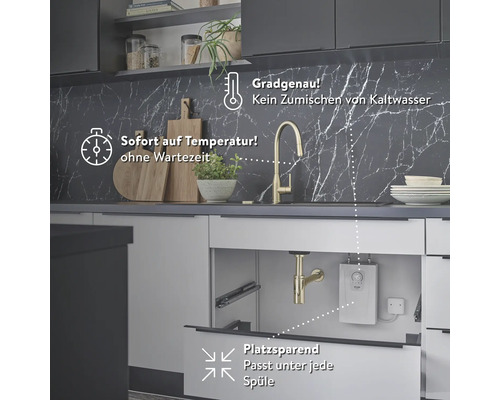 Küchenszene mit Spüle, Armatur und Warmwasserbereiter unter der Spüle