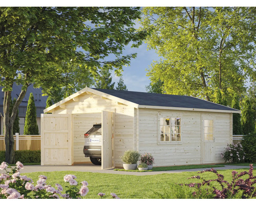 Einzelgarage Palmako Roger 23,9 m² mit Holztor 450 x 550 cm natur Holzgarage mit geöffneten Toren, Fenster und Eingangstür im Garten