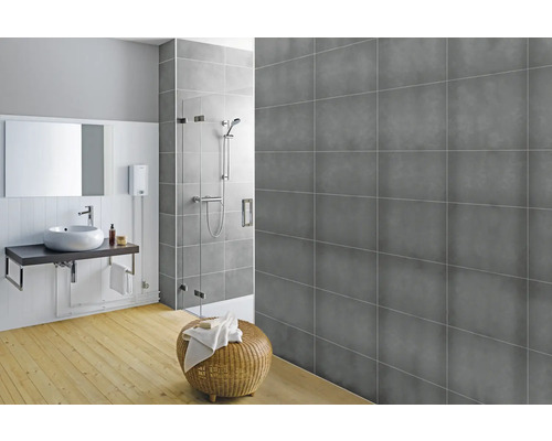 Badezimmer mit Dusche, Waschtisch und grauen Fliesen