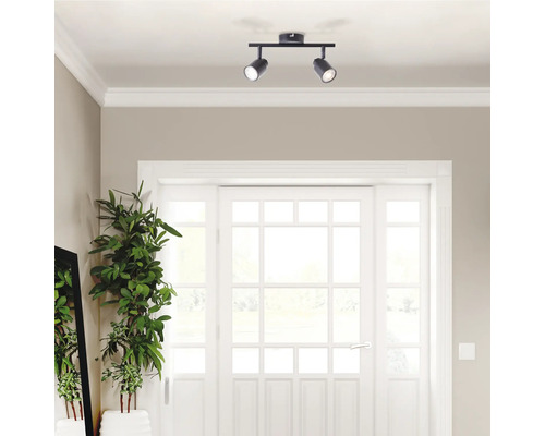 Deckenleuchte mit zwei Strahlern in einem Flur