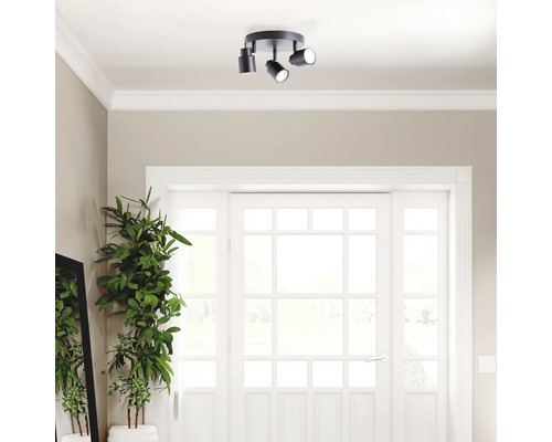 Deckenleuchte mit drei Strahlern im Raum