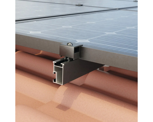 Detailansicht einer Photovoltaikanlage mit Montageprofil auf einem Ziegeldach