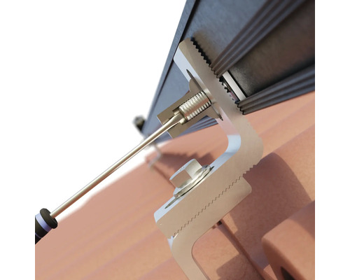 Detailaufnahme eines Dachhaken-Montagesystems für Solarmodule mit Schraubendreher.