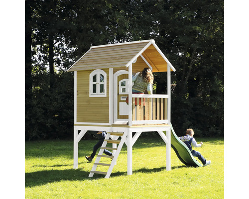 Spielhaus aus Holz mit Rutsche und Leiter im Garten