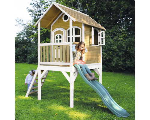 Spielhaus aus Holz mit Rutsche für Kinder im Garten.