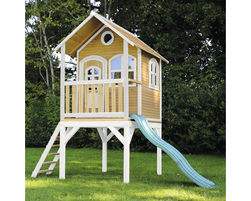 Spielhaus aus Holz mit Rutsche und Leiter im Garten