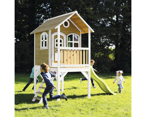 Spielhaus mit Rutsche und Kindern im Garten