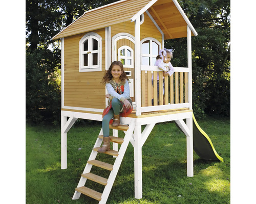 Holzspielhaus mit Treppe und Rutsche im Garten, Kinder spielen