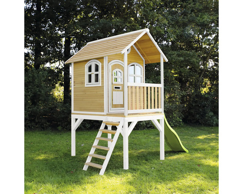 Spielhaus aus Holz mit Rutsche und Leiter im Garten