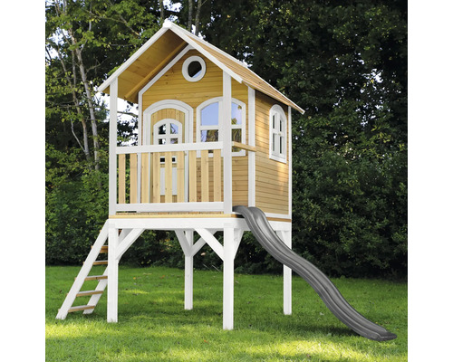 Spielhaus aus Holz mit Rutsche und Leiter im Garten