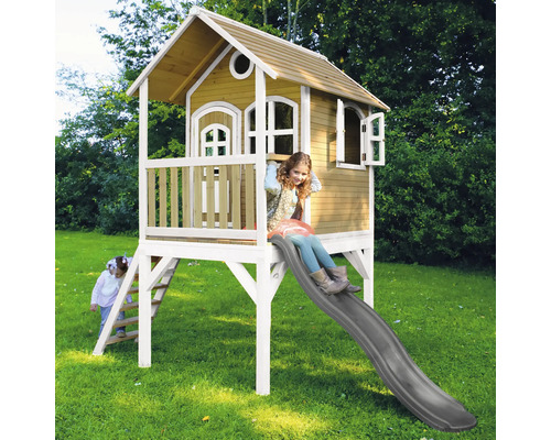 Spielhaus aus Holz mit Rutsche und zwei spielenden Kindern im Garten.