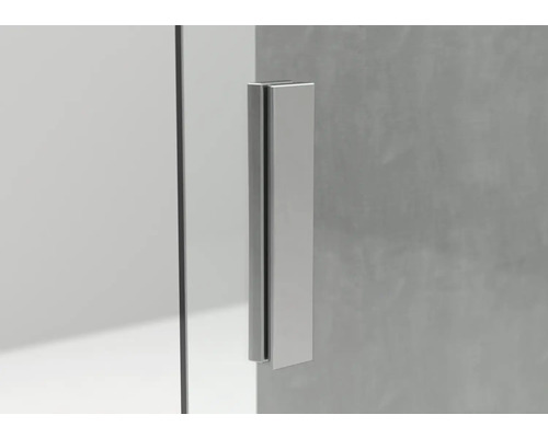 Detailaufnahme eines Duschgriffs aus Metall an einer Duschkabine.