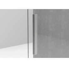 Detailansicht eines Duschkabinentürgriffs aus Metall
