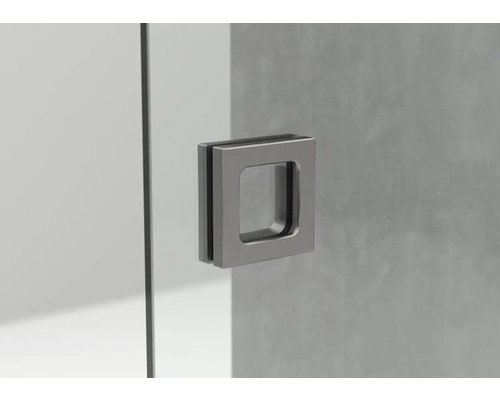 Quadratischer Türgriff aus Metall an einer Glastür