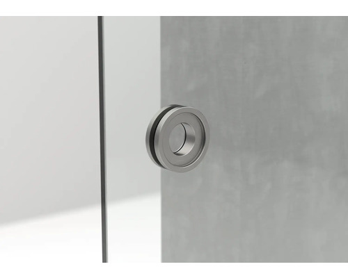 Runder Türgriff aus Metall an einer Glastür