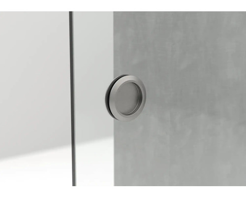 Runder Griff aus Metall an einer Duschkabine