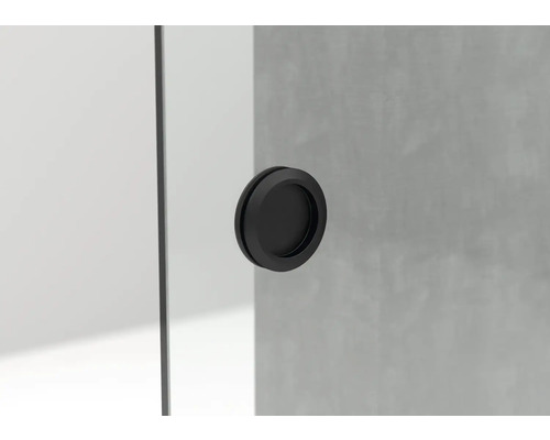 Detailansicht eines runden, schwarzen Türgriffs an einer Duschkabine