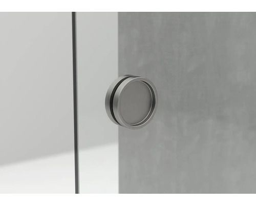 Runder Türgriff aus Metall an einer Duschkabine