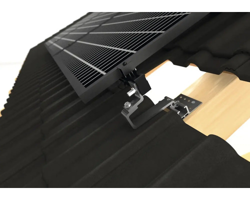 Solarpanel Montage auf einem Dach mit Dachhaken