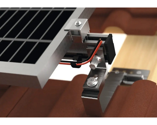 Detailaufnahme einer Solaranlage mit Montageelementen auf einem Ziegeldach.