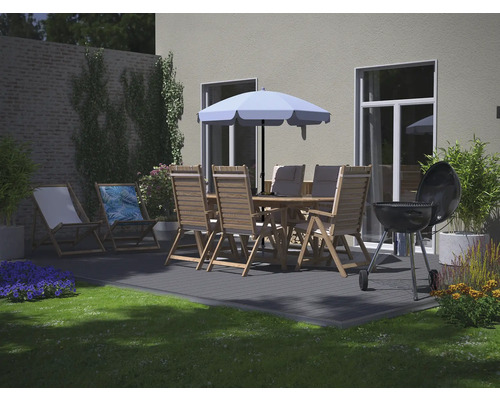 Gartenszene mit Esstisch, Stühlen, Sonnenschirm und Grill auf einer Terrasse.