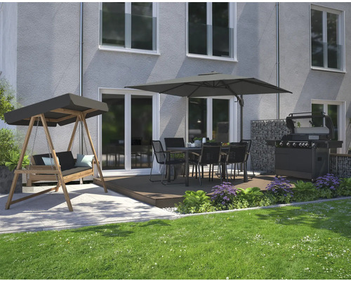 Gartenbereich mit Gartengrill, Esstischgarnitur, Hollywoodschaukel und Sonnenschirm vor dem Haus