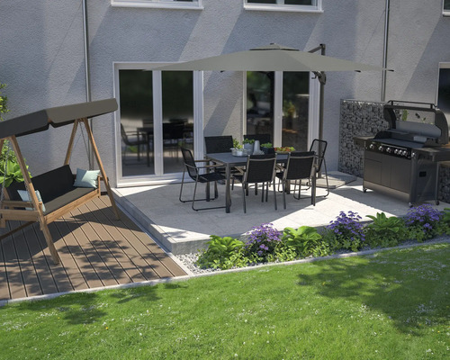 Terrasse mit Gartengrill, Gartengarnitur und Schaukel