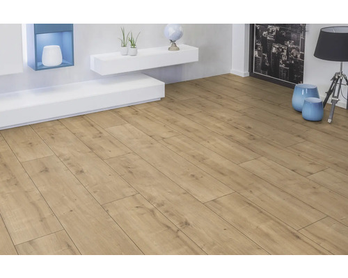 Verlegter Laminatboden im Wohnzimmer mit weißen Möbeln.