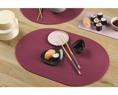 Gedeckter Tisch mit Platzsets, Geschirr und Sushi