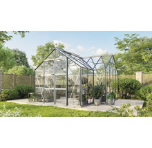 Gewächshaus im Garten mit Pflanzen und Glasstruktur