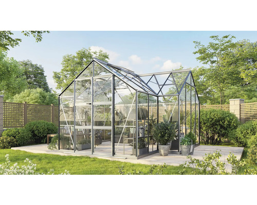 Gewächshaus im Garten mit Pflanzen und Glasstruktur