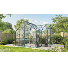 Gewächshaus mit Pflanzen auf einer Gartenterrasse.