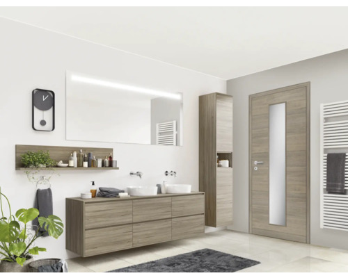 Badezimmer mit Waschtisch, Spiegel, Regal, Schrank, Heizkörper, Tür und Dekoration