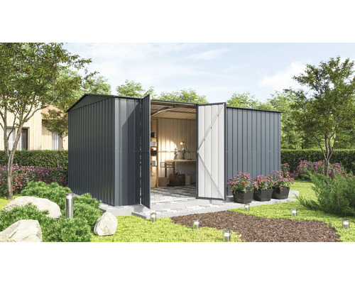 Gartenszene mit Gerätehaus aus Metall mit geöffneten Doppeltüren, Büromöbeln und dekorativen Elementen