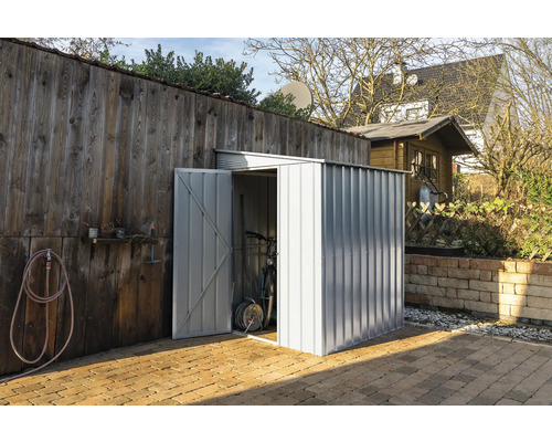 Metall Gerätehaus mit geöffneter Tür und Fahrrad